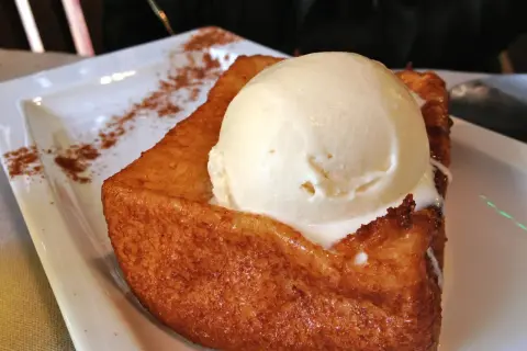 Torrijas zaragozanas con helado de vainilla, espolvoreadas con canela. Un postre delicioso.