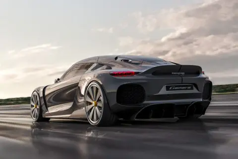 Szary Koenigsegg Gemera na mokrej nawierzchni. Zastanawiasz się nad Koenigsegg Gemera cena?
