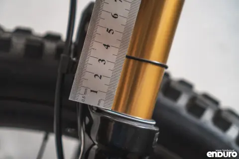 Amortyzator enduro: Powietrze czy sprężyna? Wybierz idealny damper!