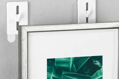 Jak przykleić zdjęcia na ścianę bez wiercenia i uszkodzeń