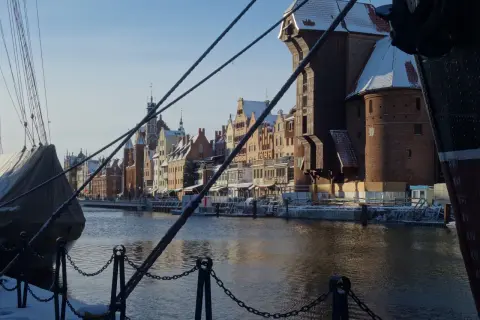 Zimowy Gdańsk, Żuraw i kamieniczki nad Motławą. Jak dojechać z dworca w Gdańsku na plażę? Można spacerem lub tramwajem wodnym.