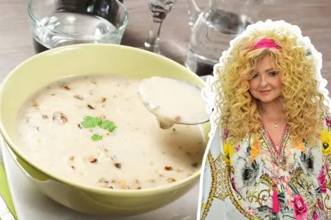 Kremowa zupa grzybowa w misce, łyżka z zupą i kobieta z kręconymi blond włosami.