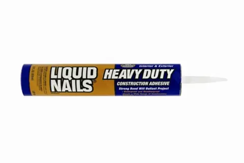 Tubka z klejem budowlanym Liquid Nails Heavy Duty. To gwóźdź w płynie, który zapewni trwałe połączenie.