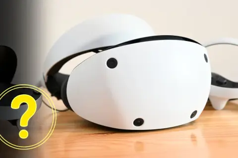 Zwei weiße PSVR 2 Headsets liegen auf einem Holztisch. Ein gelbes Fragezeichen symbolisiert die Ungewissheit.