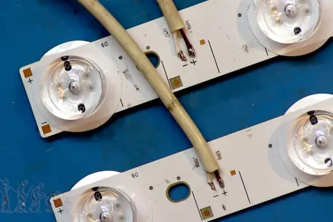 Tiras de LED listas para reemplazar un tubo fluorescente. Cables conectados a los puntos de soldadura positivo y negativo.