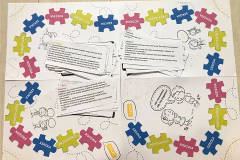 Plansza z puzzlami "Kim jestem? 20 odpowiedzi" zachęca do rozmów o relacjach z rodziną, przyjaciółmi i w szkole.