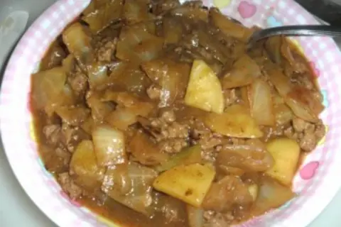 Herzhaftes schichtkraut mit hackfleisch im topf, eine deftige Mahlzeit, die Leib und Seele wärmt.
