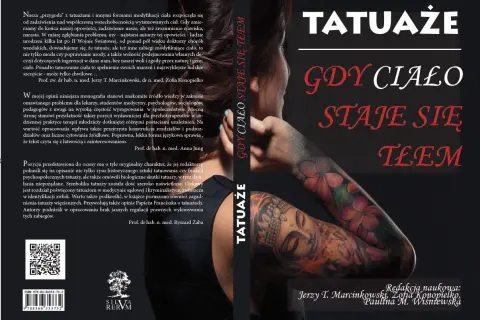 Kobieta z tatuażami na ramionach i przedramionach. Książka "Tatuaże. Gdy ciało staje się tłem" porusza temat, czy sędzia może mieć tatuaż.