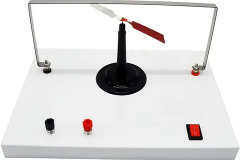 Ein Experimentaufbau für den Oersted-Versuch mit einem drehbaren Zeiger, der auf elektrische Ströme reagiert.