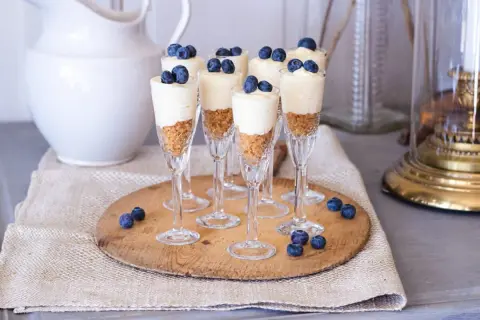 Sju eleganta dessert i glas med krämig fyllning och smulig botten, toppade med blåbär. En festlig och läcker dessert.