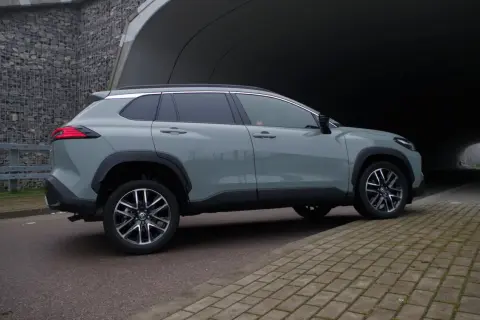 Szary Toyota Corolla Cross na tle tunelu. Wiele osób szuka toyota corolla cross opinie przed zakupem.