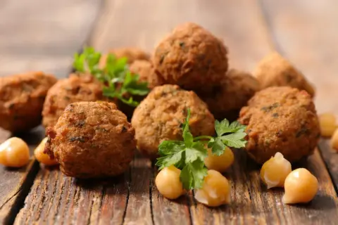 Falafel kebab: Co to, czy zdrowy? Skład, kalorie i przepis DIY