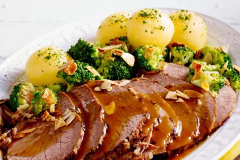 Sauerbraten, Kartoffelklöße und Brokkoli mit Mandelsplittern. Perfekt für Rezepte Sauerbraten selbst einlegen.