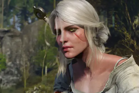 Ciri, z bliznami na twarzy i zielonymi oczami, w lesie. Jej miecz wystaje zza głowy. Wiedźmin 3.