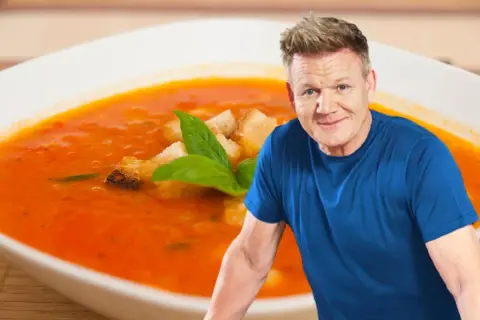 Gordon Ramsay z talerzem zupy pomidorowej. Zastanawiasz się, jakie przyprawy do zupy pomidorowej?