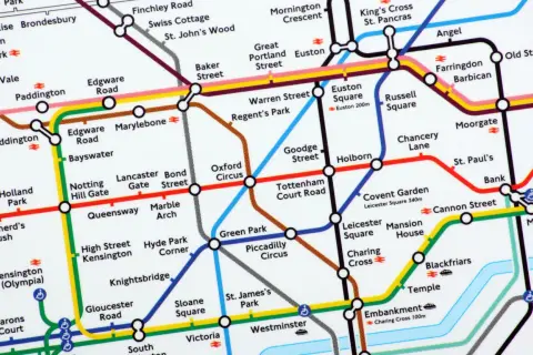 Fragment mapy linii metra w Londynie z zaznaczonymi stacjami: Paddington, Baker Street, Oxford Circus, Victoria, Bank.