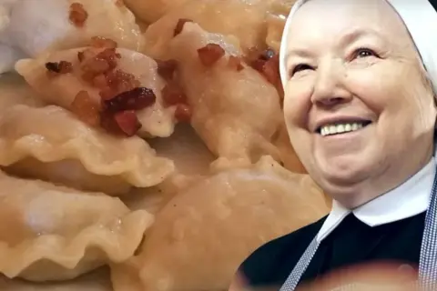 Uśmiechnięta zakonnica obok talerza pysznych pierogów z kaszą gryczaną i skwarkami.