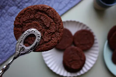 En chokladkaka lyfts med en silvergaffel. Flera liknande kakor ligger på en vit tallrik. Perfekt för en snabb kaka!