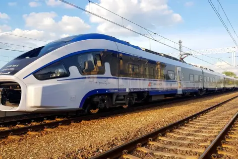 Nowoczesny pociąg PKP Intercity "Dart" na torach w Pabianicach, niedaleko Łodzi, gotowy do podróży.