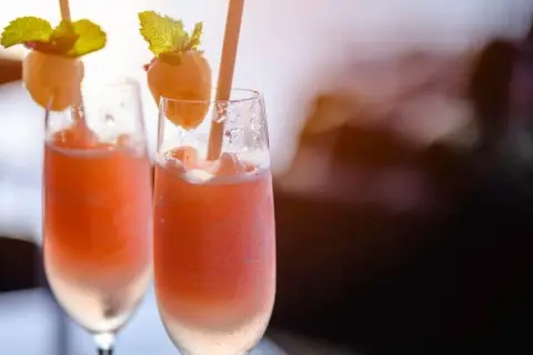 Najlepsze drinki kobiece: odkryj smaki, które zachwycą każdego