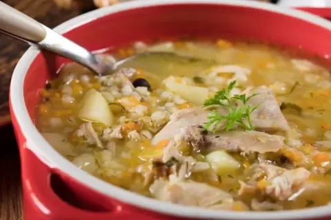 Gęsty, aromatyczny krupnik z kawałkami mięsa i warzyw, jak z przepisu babci. Idealny na chłodne dni.