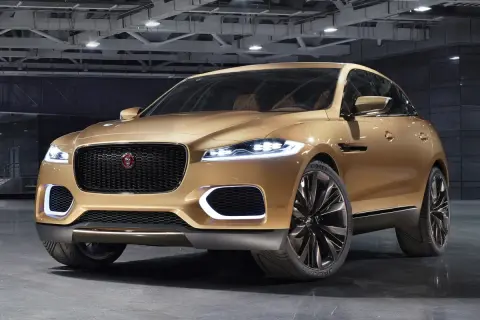 Złoty Jaguar F-Pace prezentuje się elegancko. Wiele osób szuka jaguar f pace opinie, by poznać jego zalety.