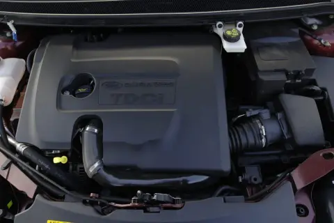 Silnik Ford Focus MK2 1.6 TDCI. Widoczna czarna osłona silnika z napisem "Ford Duratorq TDCi".