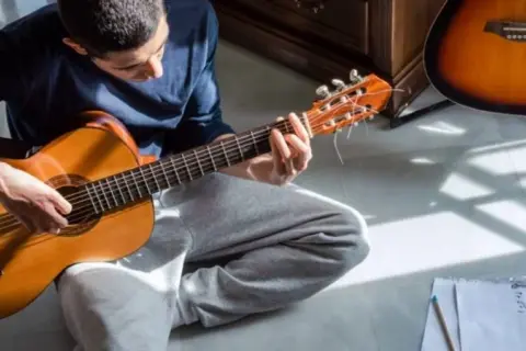 Łatwe piosenki na gitarę akustyczną z chwytami, które pokochasz