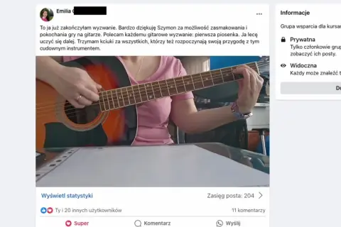 Kobieta gra na gitarze, ucząc się grać. To świetny sposób na rozpoczęcie przygody z tym instrumentem, jak grać na gitarze.