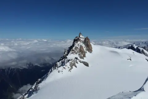Szczyt Aiguille du Midi, gdzie są Alpy, góruje nad morzem chmur.