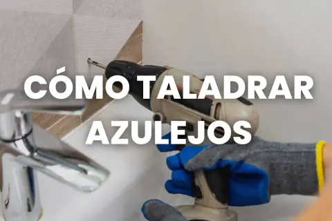 Mano con guantes usa taladro para taladrar azulejo.