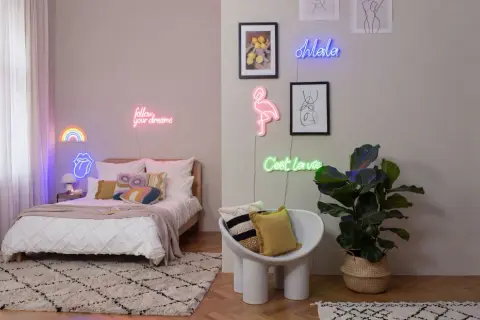 Gemütliches Schlafzimmer mit bunter Neon-Deko, die eine moderne und **ästhetische Zimmer Einrichtung** schafft.