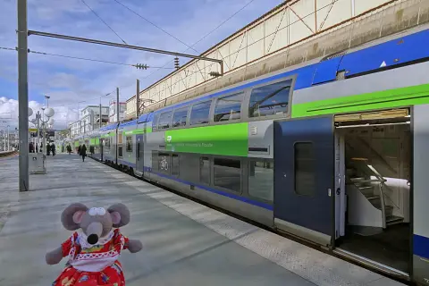 Une peluche souris attend le train pour Beauvais, à une distance raisonnable de Paris.