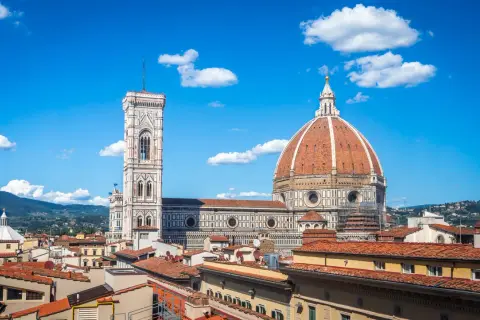 Florenz: Dom und Giottos Glockenturm unter blauem Himmel. Wie viele Tage braucht man, um diese Schönheit zu erkunden?