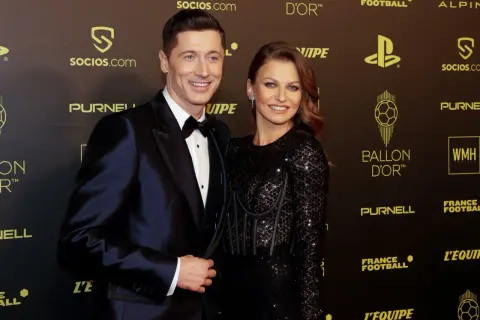 Robert Lewandowski i jego żona Anna na gali Ballon d'Or. Zarobki piłkarzy Barcelony to temat dyskusji, ale ich styl życia mówi sam za siebie.