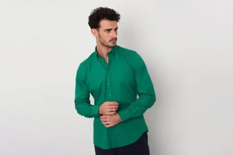 Uomo con camicia lino verde, un look fresco e moderno.