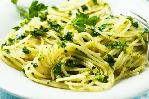 Co zrobić z pesto? 20+ pomysłów poza makaronem!