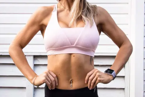 Sixpack im Gym: Ihr Plan für effektives Bauchtraining & starken Rumpf
