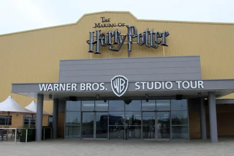 Warner Bros. Studio Tour med "The Making of Harry Potter"-skylt. En magisk plats för alla Harry Potter-fans i Sverige.