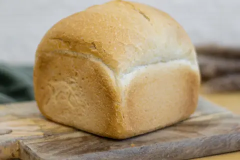 Jak odświeżyć czerstwy chleb w mikrofalówce? Szybki sposób
