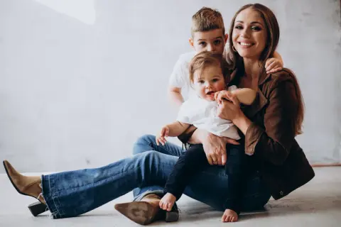 Szczęśliwa mama z dwójką dzieci. Zastanawiasz się, urlop wychowawczy ile trwa? To czas na rodzinne chwile.