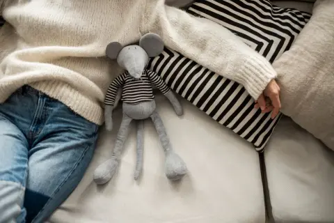 Kuscheltiere sind nicht nur für Kinder. Die Psychologie bei Erwachsenen zeigt, dass sie Trost spenden und Stress abbauen können.