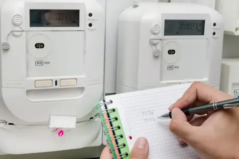 Zapisuję odczyt liczników energii elektrycznej, aby przygotować rachunek za prąd.