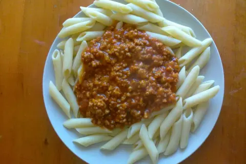 Penne z sosem bolońskim: Jak zrobić idealne ragù? Sekrety mistrzów
