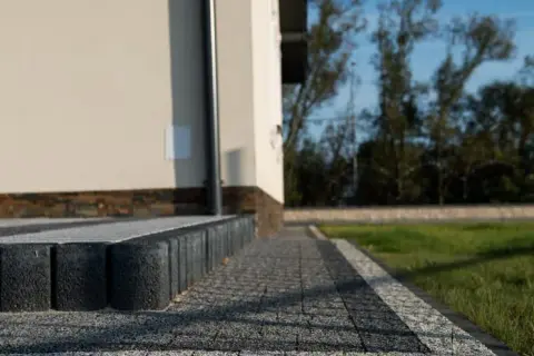 Jak ułożyć kostkę brukową na starym betonie bez błędów i kosztów