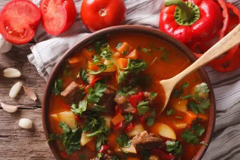 Idealna zupa gulaszowa: przepis krok po kroku, by zawsze się udała