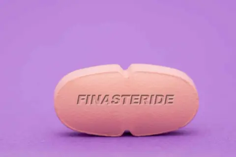 Różowa tabletka z napisem FINASTERIDE. Szukasz co na prostatę bez recepty? To może być rozwiązanie.