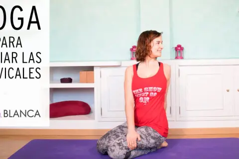 Mujer en postura de yoga para aliviar las cervicales.