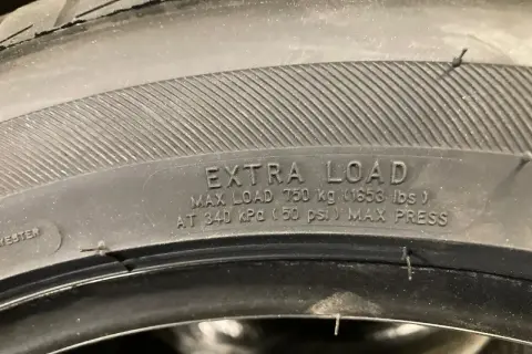 Co oznacza XL na oponie? To "Extra Load", czyli opona przystosowana do większego obciążenia (750 kg) i wyższego ciśnienia (50 PSI).