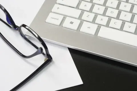 Ostrość wzroku 0,7 ile to dioptrii? Sprawdź, czy potrzebujesz okularów